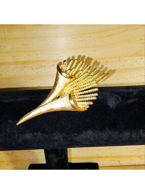 Vintage Coro Pegasus Goldtone Curled Leaf Brooch